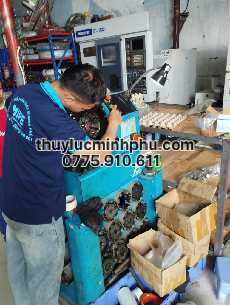 Kỹ sư đang bấm ống thủy lực khu vực gần đây